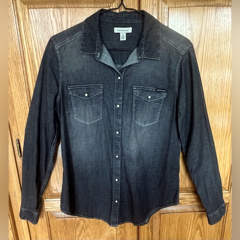 Calvin Klein Jeans ladies Black Long Sleeve Snap Button down shirt. Size small